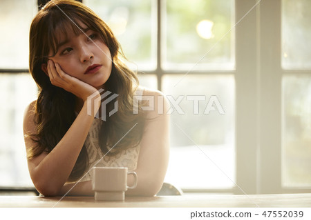 Female cafe 47552039