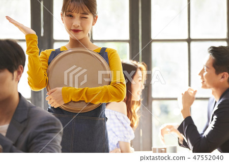 Female cafe clerk 47552040