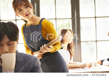 Female cafe clerk 47552042
