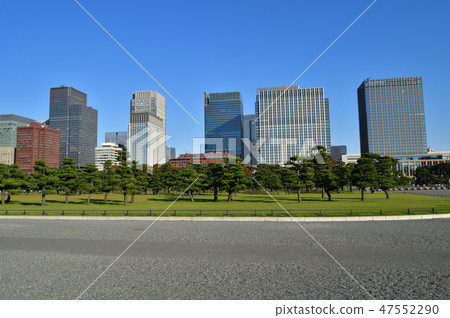在千代田區,東京和高層建築街道的故宮皇宮(原江戶城堡)拍攝的照片 在千代田區,東京和高層建築街道的故宮皇宮(原江戶城堡)拍攝的照片 47552290