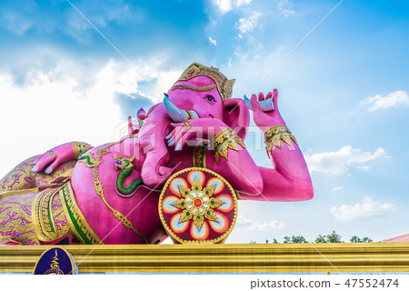 泰國巨大的桃紅色Ganesha雕象 47552474