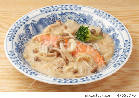 Simmered salmon with cream 47552770
