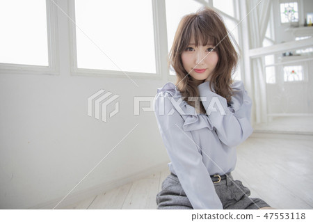 捲髮中等風格的日本女性 捲髮中等風格的日本女性 47553118