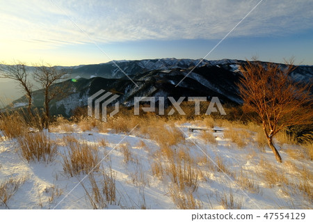 Takamiyama at dawn in winter (Higashiyoshino-mura, Yoshino-gun, Nara) 47554129