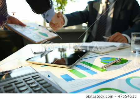 Businessman in sut hand shake in ofiice closeup 47554513