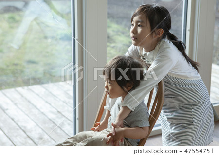 My older sister who takes care of his younger brother My older sister who takes care of his younger brother 47554751