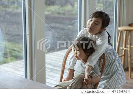 My older sister who takes care of his younger brother My older sister who takes care of his younger brother 47554754