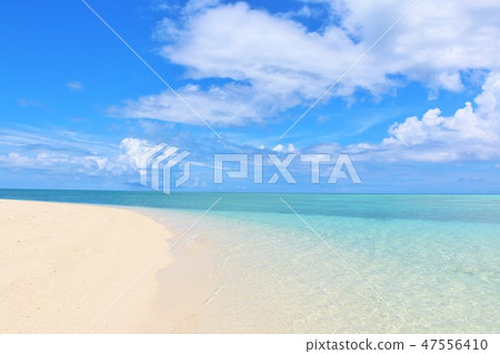 沖繩島Ikejima夏天藍天和藍色海海灘 47556410