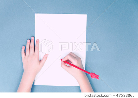 Hands with red V sign pencil, notepad 47558863