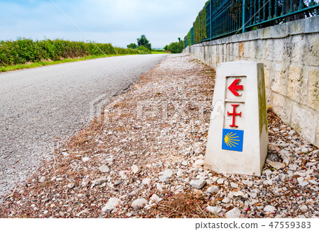 Traditional shell sign and arrow painted on way Traditional shell sign and arrow painted on way 47559383