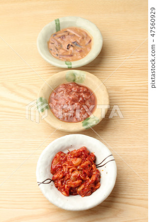 Three salted fish 47560929