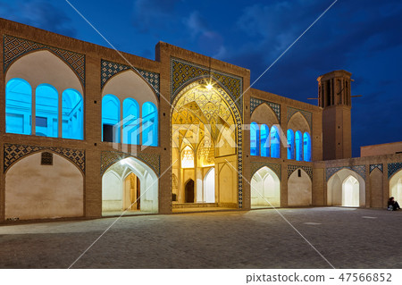 Night at Agha Bozorg historical mosque in Kashan 47566852