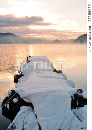 Morning glow of Lake Nojiri 47569670