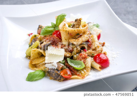 Traditional Italian tagliatelle ai gamberoni Traditional Italian tagliatelle ai gamberoni 47569851