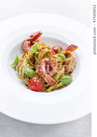 Traditional Italian tagliatelle ai gamberoni Traditional Italian tagliatelle ai gamberoni 47569852