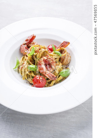 Traditional Italian tagliatelle ai gamberoni Traditional Italian tagliatelle ai gamberoni 47569855