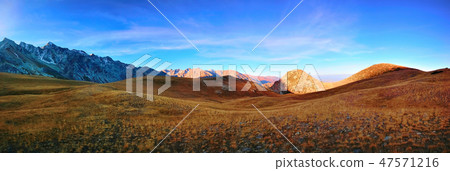 Panorama of the high plateau in the autumn high in the mountains 47571216