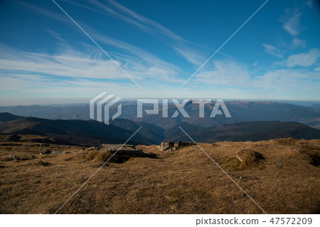 Panoramic view of idyllic mountain scenery in sunny day Panoramic view of idyllic mountain scenery in sunny day 47572209