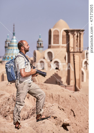 Solo traveler walks through ancient town of Kashan 47573005