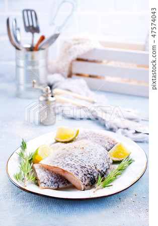 raw fish 47574043