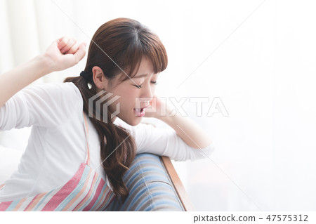 A woman in an apron 47575312