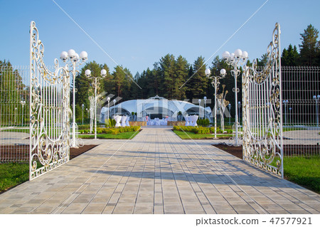 Photo of the beautiful white wedding tent 47577921
