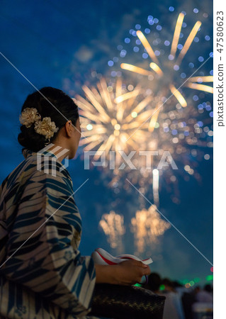 浴衣和煙花 47580623