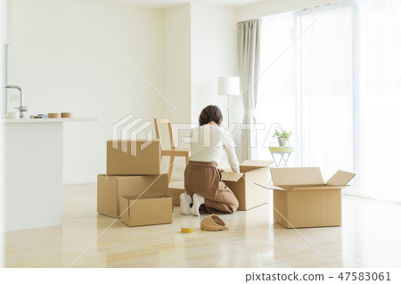 Women in moving work 47583061