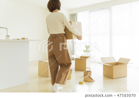 婦女在搬家工作 47583070