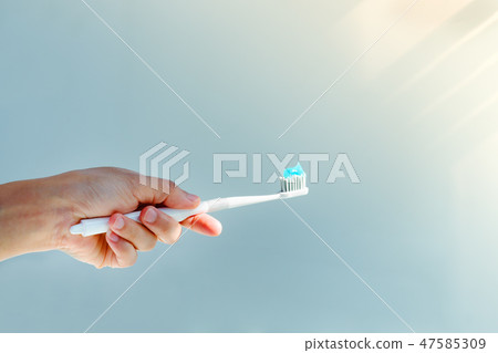 toothbrush that holds toothpaste