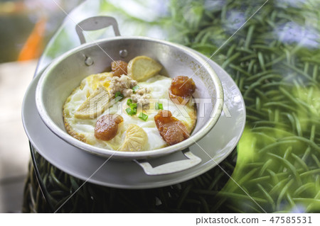 Breakfast with panned egg at the coffee shop. 47585531