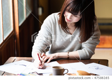 年輕女士自由職業者 47586165