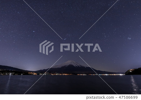 富士山和冬季恆星從山中湖圈的運動 47586699