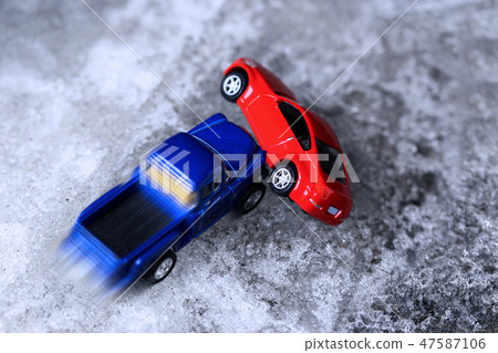 Slip collision accident on frozen road surface Minicar 47587106