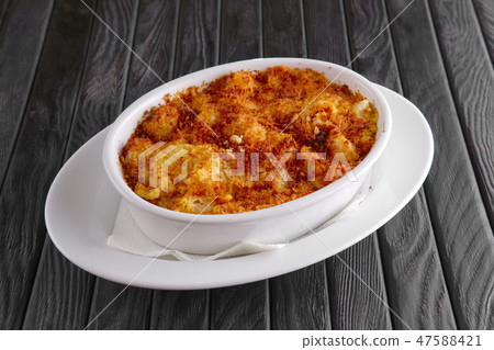 Pasta baked with shrimps and cheese 47588421