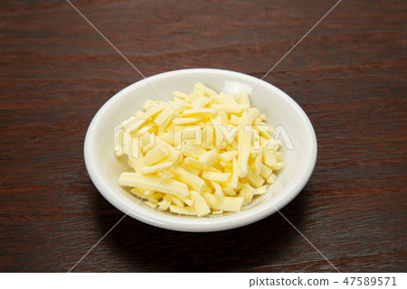 Shredded cheese 47589571