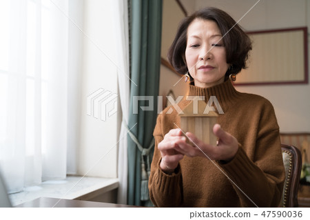 Senior female middle women 47590036