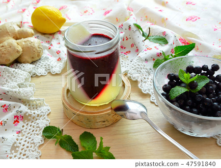 Jelly with berries, ginger and a lemon Jelly with berries, ginger and a lemon 47591840