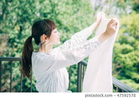 掛衣服的女人 47592578