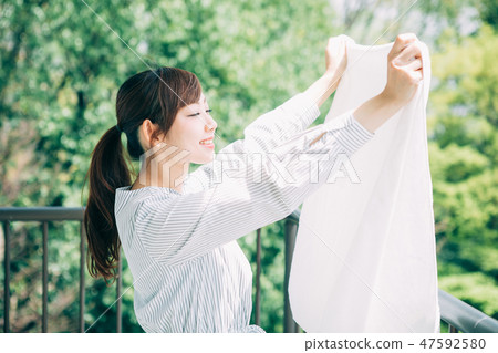 掛衣服的女人 47592580