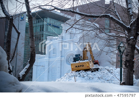 被拆毀的雪雕像風景/札幌雪節日風景 被拆毀的雪雕像風景/札幌雪節日風景 47595797