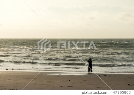 Women walking on the coast at dusk / images of health Women walking on the coast at dusk / images of health 47595903