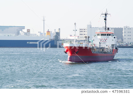 去京濱港的紅色油輪 去京濱港的紅色油輪 47596381