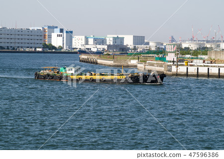 Purge ship going Keihin Port 47596386