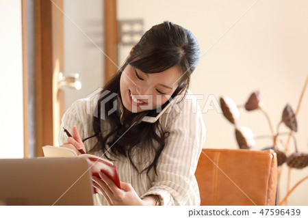 一個女人在一家咖啡館工作 47596439