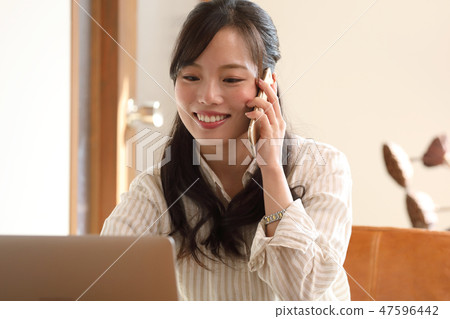 一個女人在一家咖啡館工作 47596442