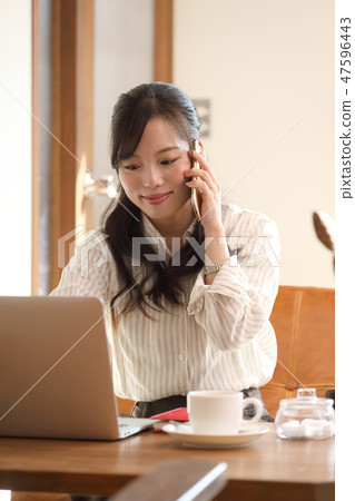 一個女人在一家咖啡館工作 47596443