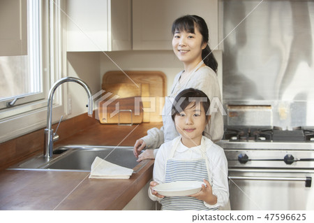 女孩幫忙 47596625