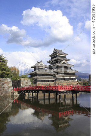 Matsumoto Castle in early summer and bridge of burial 47597959