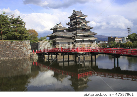 Matsumoto Castle in early summer and bridge of burial 47597961